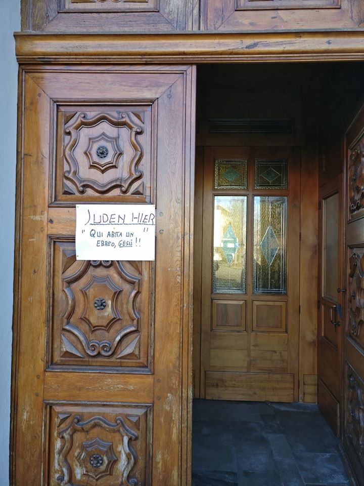 Cartello fuori dalla chiesa, Qui abita un ebreo, Gesù