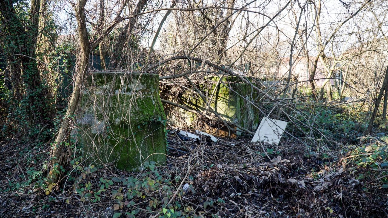 Ancora puzza in città, l’appello dei residenti: “Aprite quei tombini”