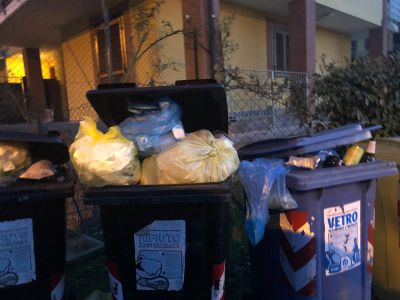 «Nel bidone trovo rifiuti non miei»