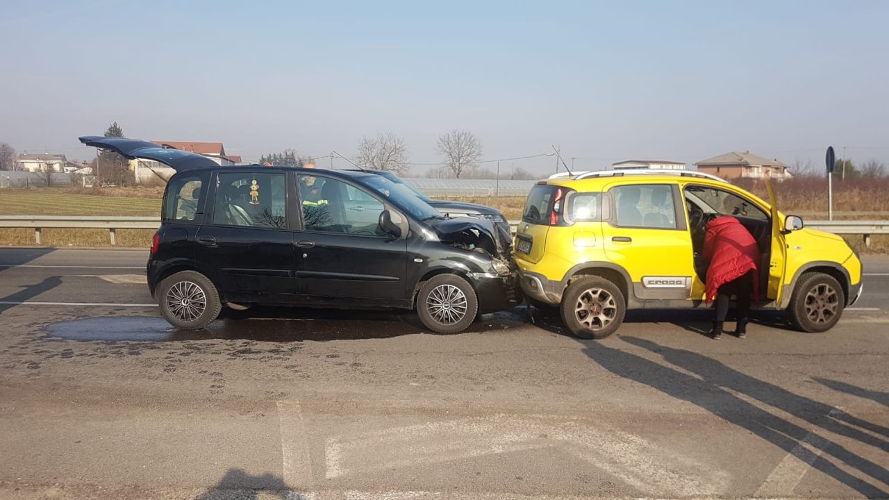 Scontro tra auto, due feriti