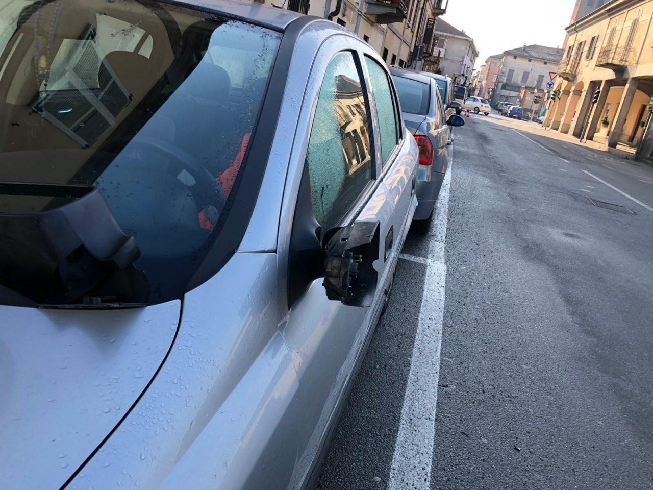 Auto si schianta contro due veicoli parcheggiati a Crescentino