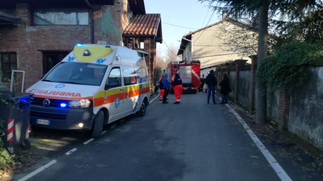 Muore in casa e la mamma anziana lo veglia