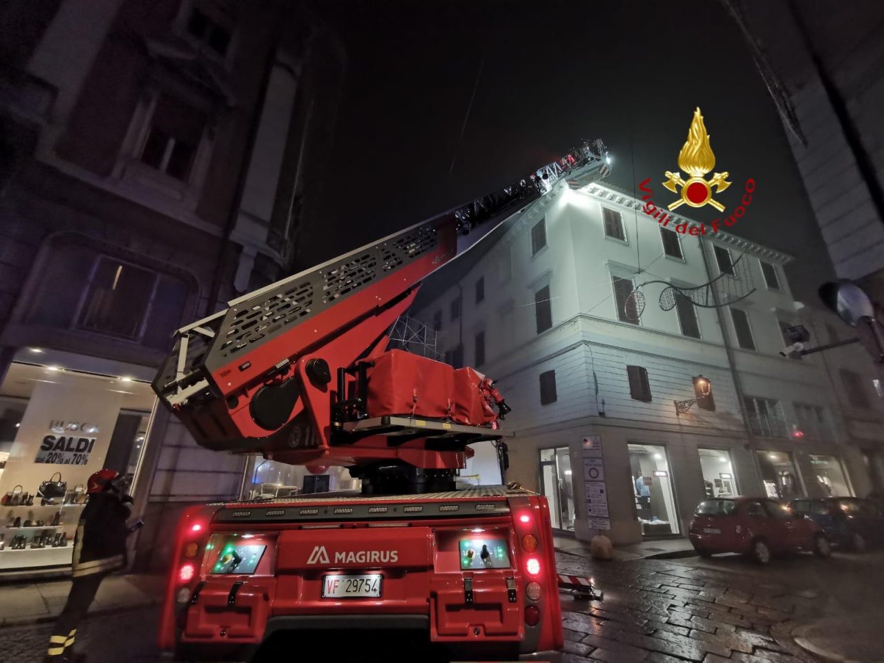 Tegole pericolanti in un condominio in centro