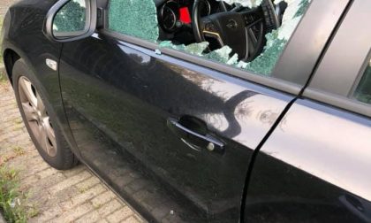 Giovani vandali distruggono  i vetri delle auto in sosta