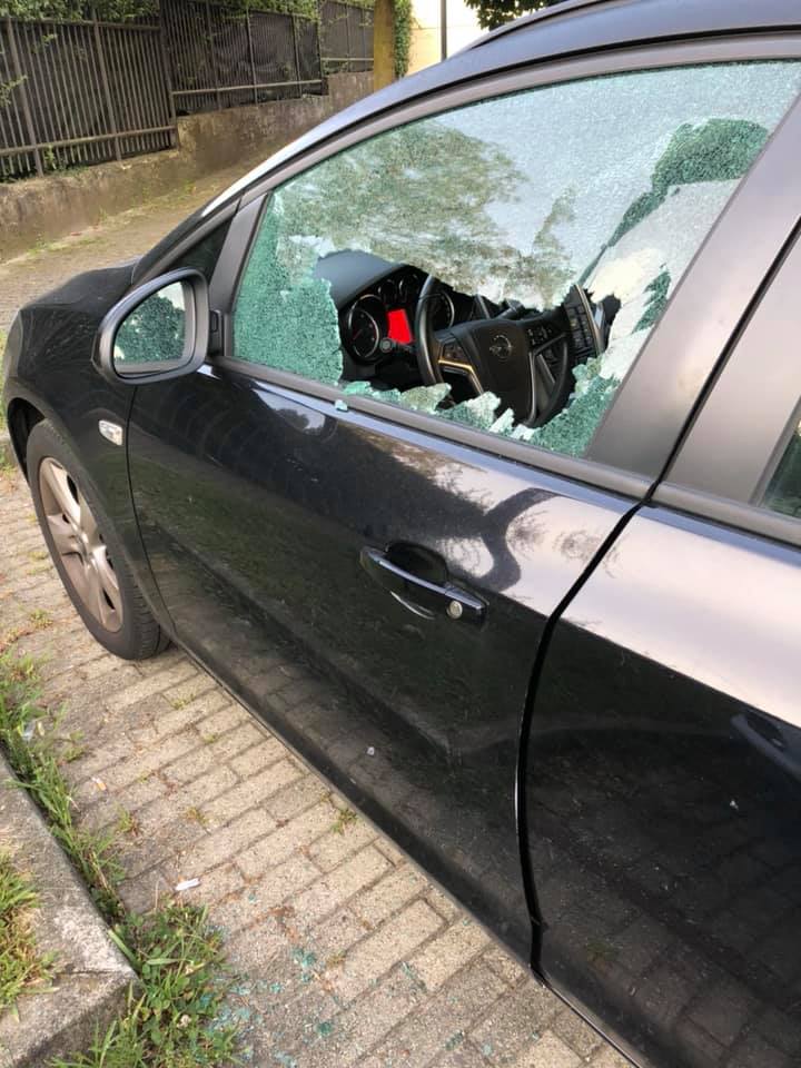 Giovani vandali distruggono  i vetri delle auto in sosta