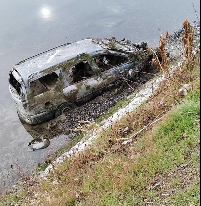Auto nel canale e rifiuti in campagna: è emergenza LE FOTO