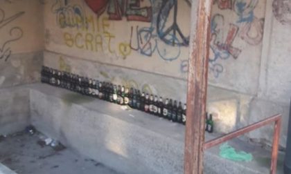 Atti vandalici, cocci di bottiglia e muro imbrattato