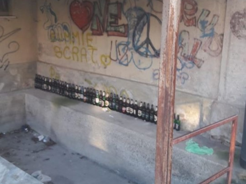 Atti vandalici, cocci di bottiglia e muro imbrattato