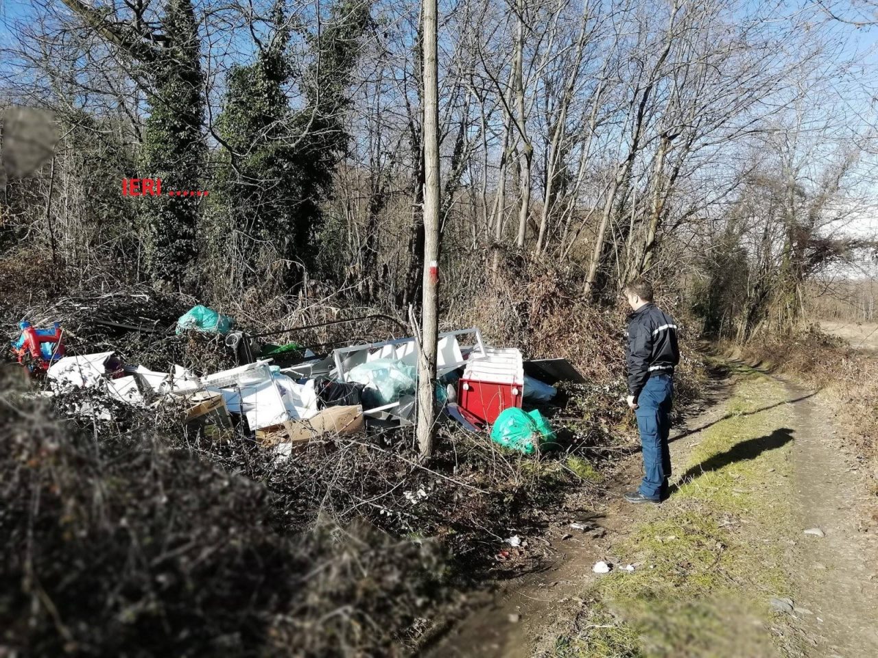 Rifiuti abbandonati, beccato il furbetto a Candia