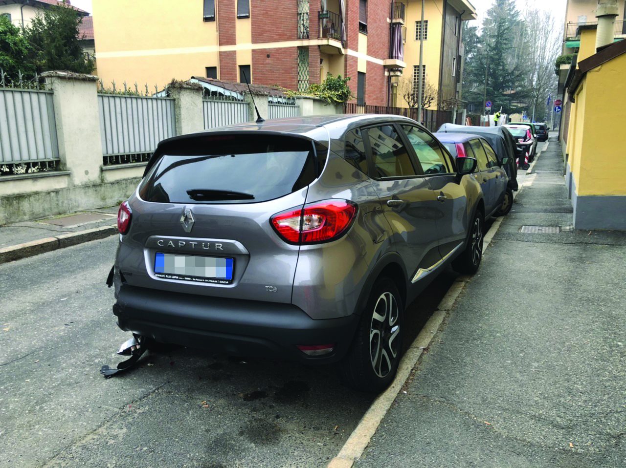 Ubriaco e senza patente travolge tre auto in sosta