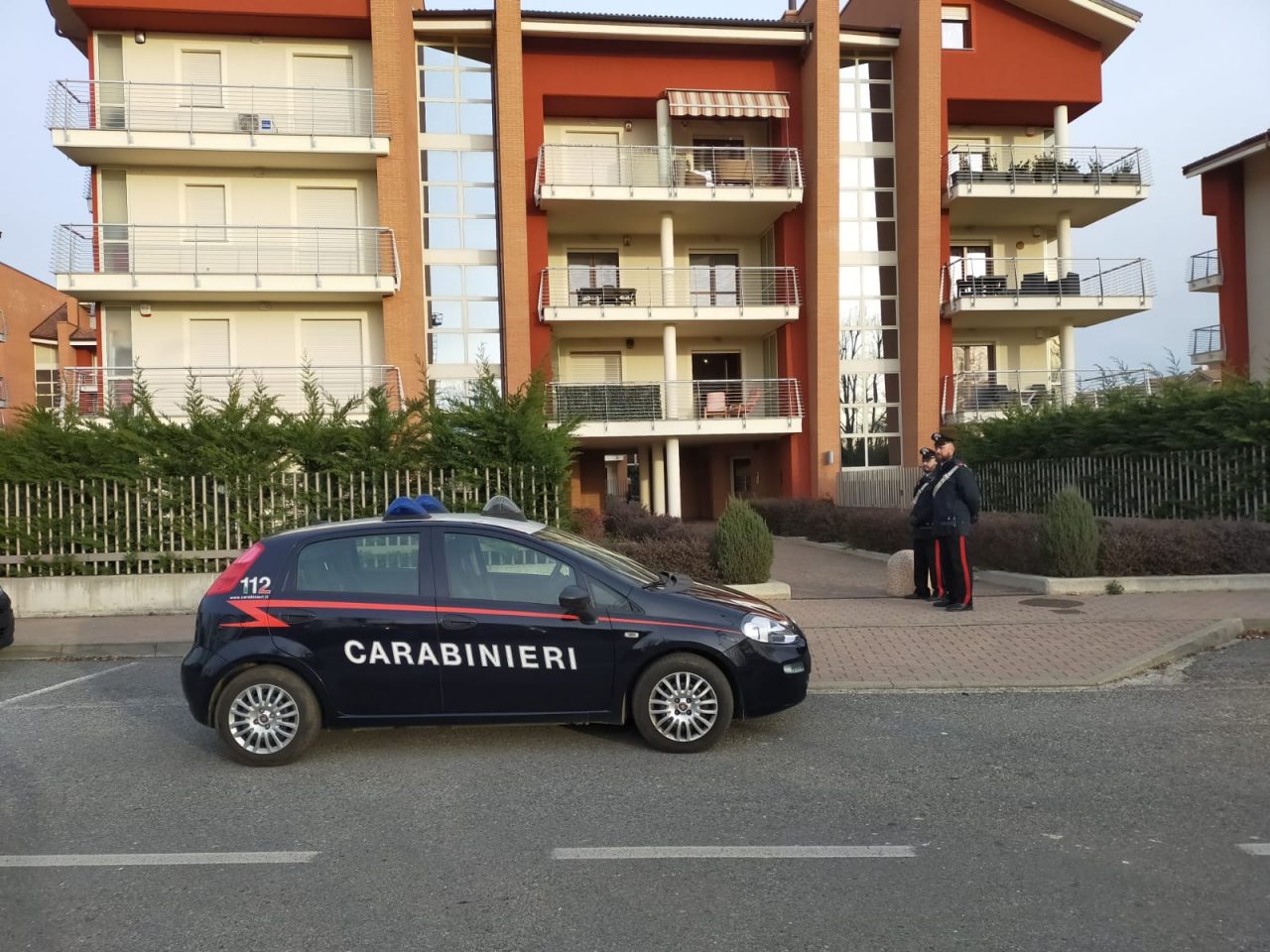 Omicidio-suicidio all’alba: uccide la moglie e poi si toglie la vita