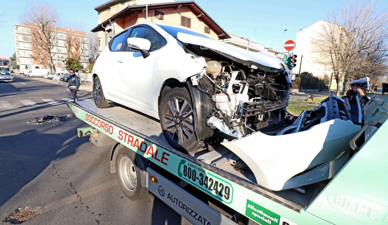Auto contro ambulanza all’incrocio, tra i quattro feriti anche un bimbo FOTO
