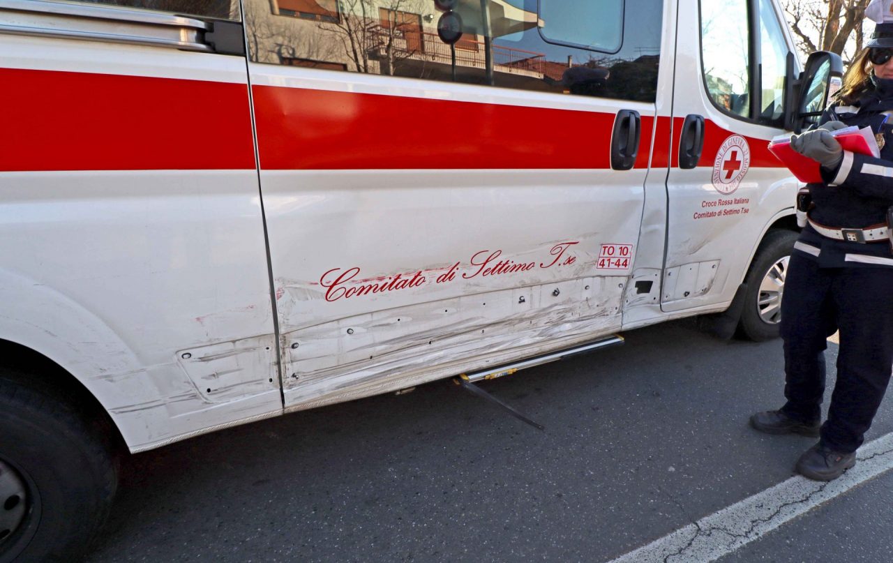incidente auto contro ambulanza