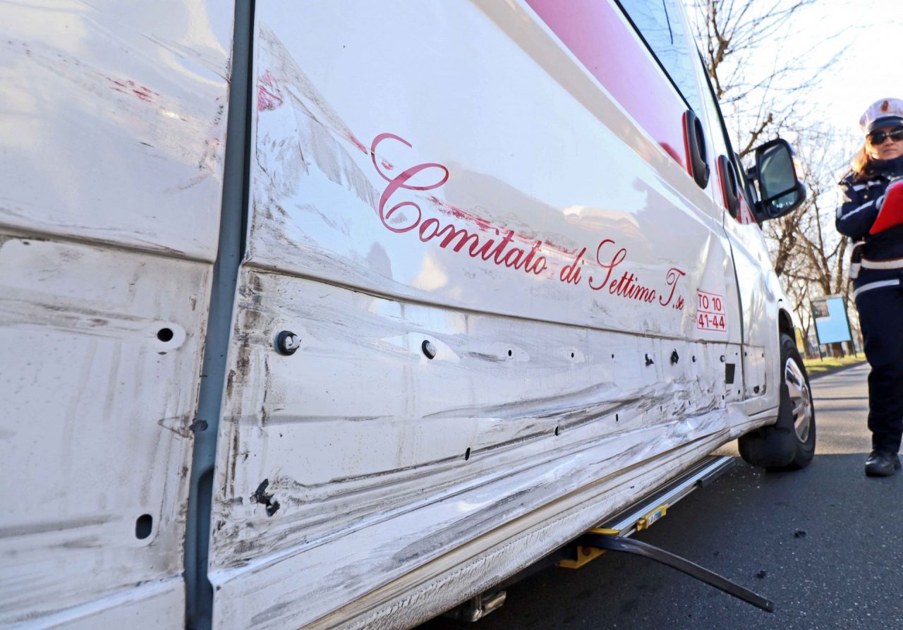 incidente auto contro ambulanza