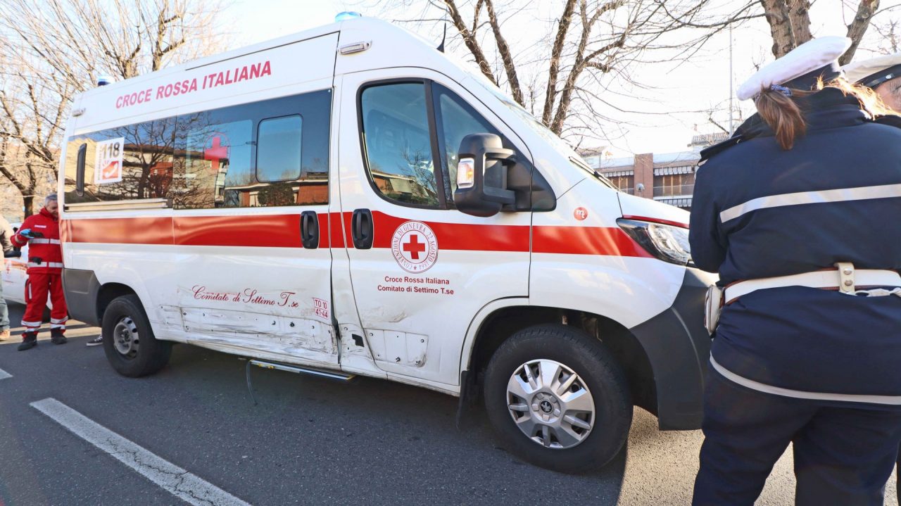 incidente auto contro ambulanza