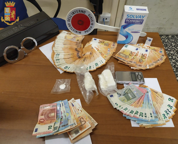 Spacciano cocaina ai clienti delle prostitute