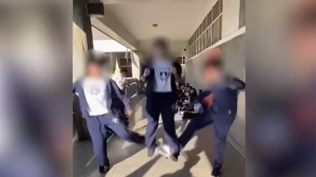 Skullbreaker Challenge, è allarme tra i genitori per la violenta sfida su TikTok
