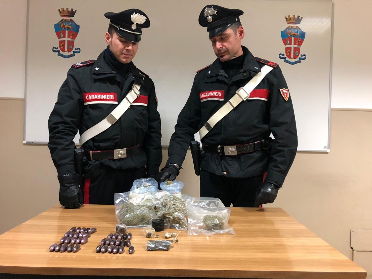 Chiusi due negozi della droga, arrestato un insospettabile