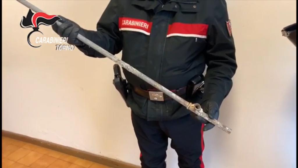 Commerciante picchiato dal cliente che non vuole pagare il sacchetto VIDEO