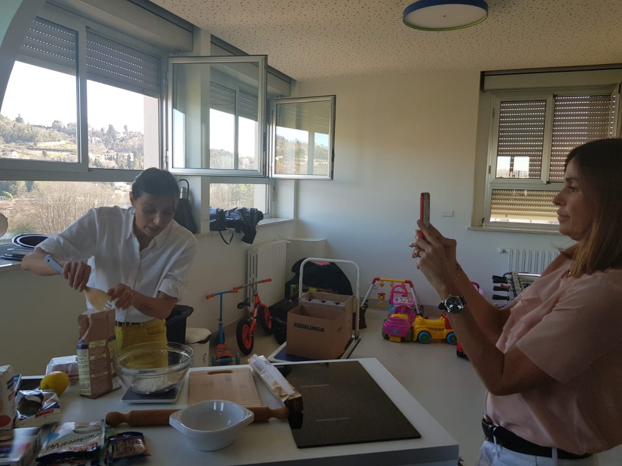 Benedetta e Cristina Parodi cucinano per i bimbi del Regina Margherita LE FOTO