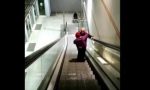 Guasto non segnalato all'ascensore, papà porta in braccio la figlia disabile IL VIDEO