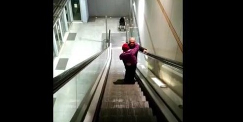 Guasto non segnalato all’ascensore, papà porta in braccio la figlia disabile IL VIDEO