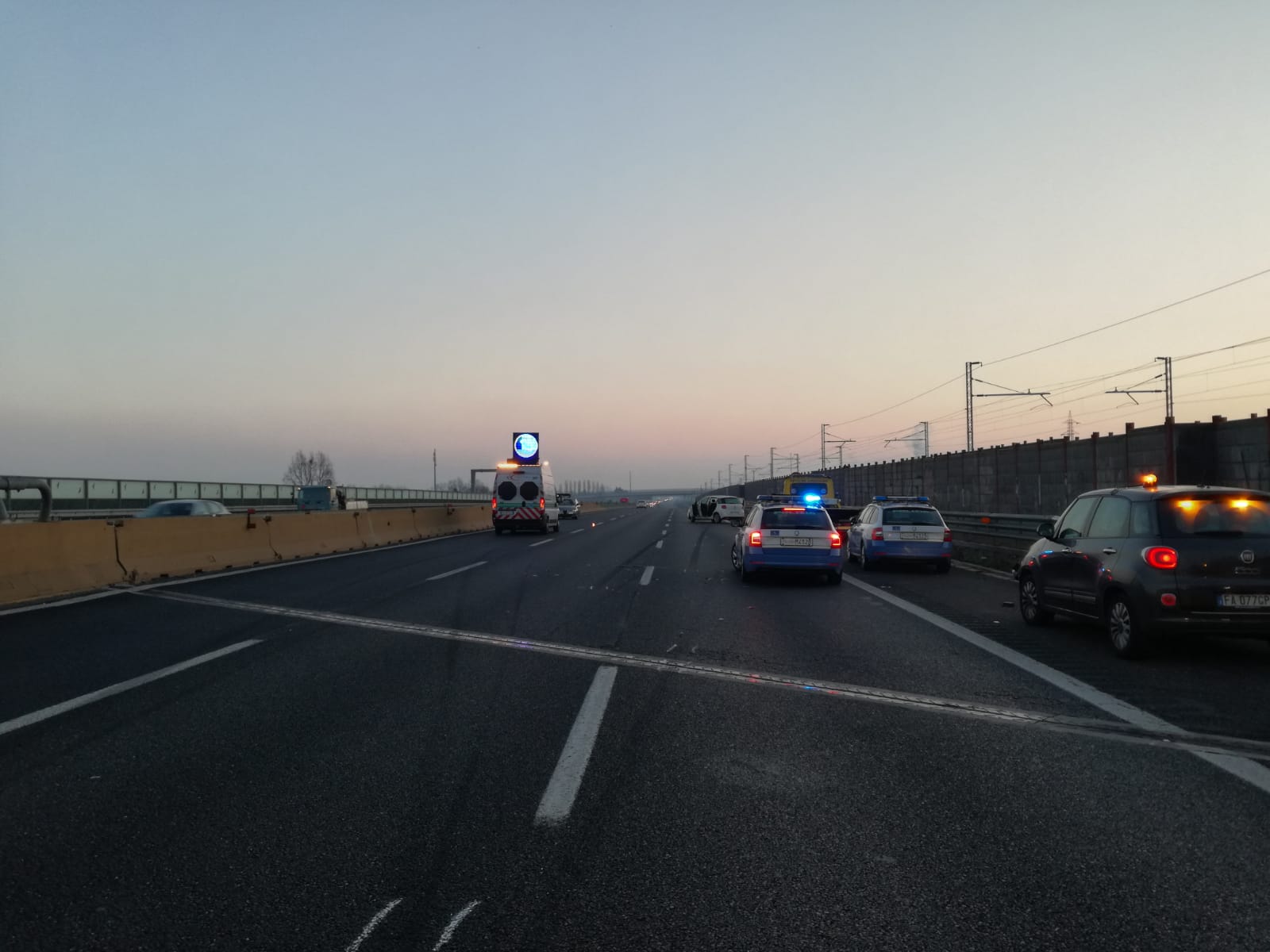Incidente sull'autostrada A4, travolto e ucciso un ragazzo. Il giovane è stato tamponato e, successivamente, investito da un'altra vettura che procedeva in direzione Milano.