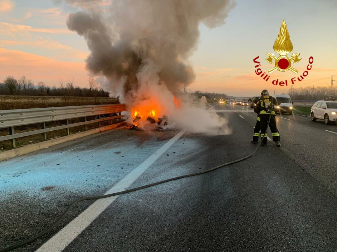 Incendio auto lungo l’autostrada A4 Torino-Milano