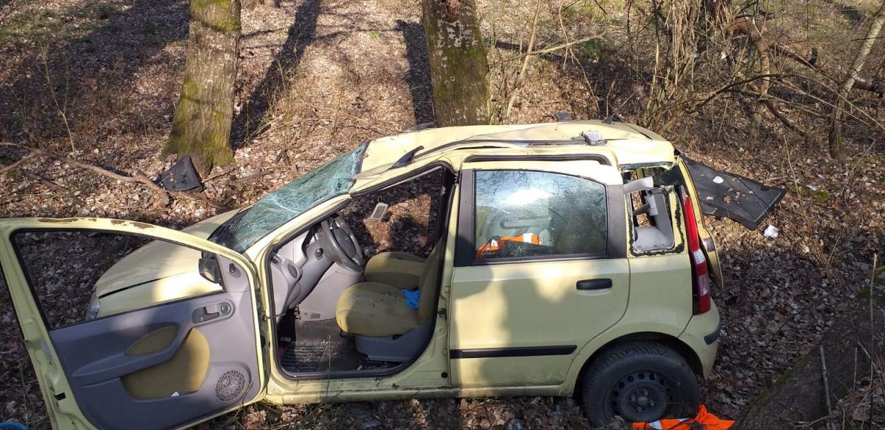 Auto esce di strada e finisce nella scarpata, ferita una ragazza LE FOTO