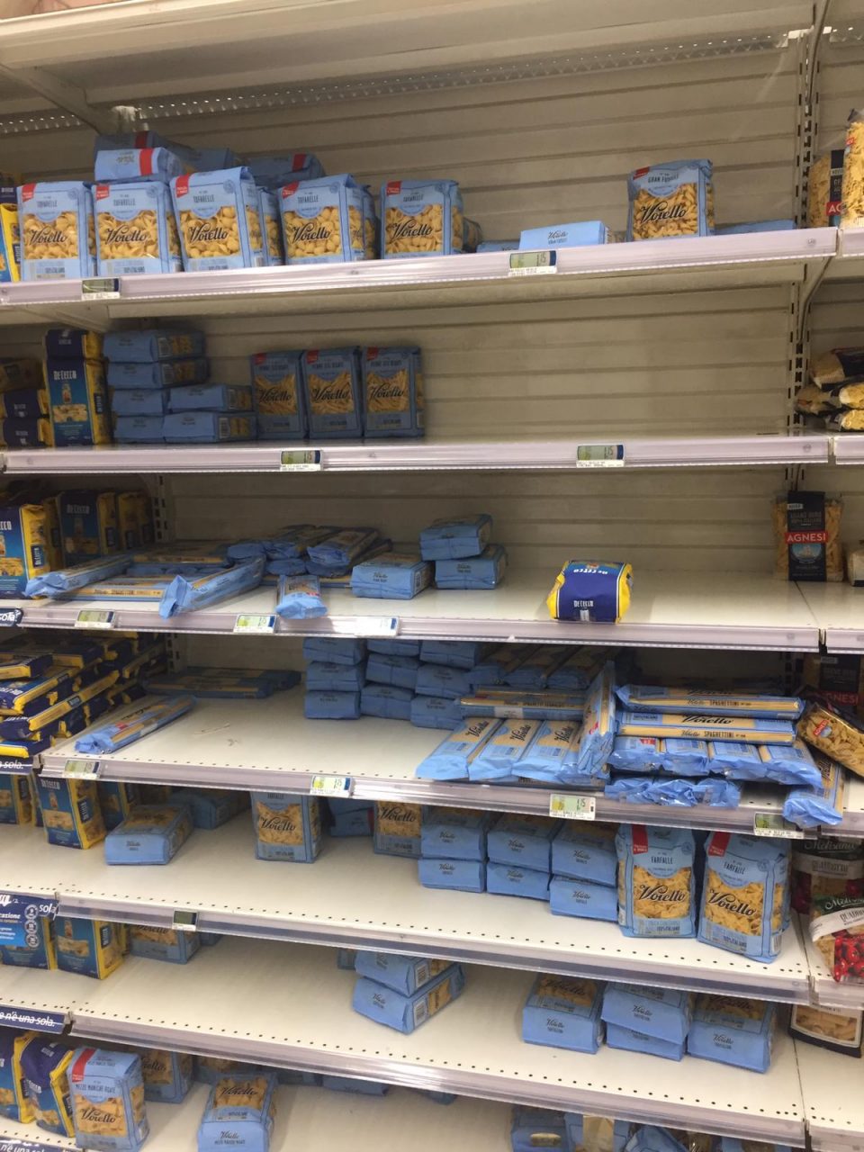 Scaffali svuotati al supermercato: il panico da Coronavirus si diffonde LE FOTO