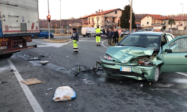 Professore in bici travolto e ucciso da un camion, la vittima