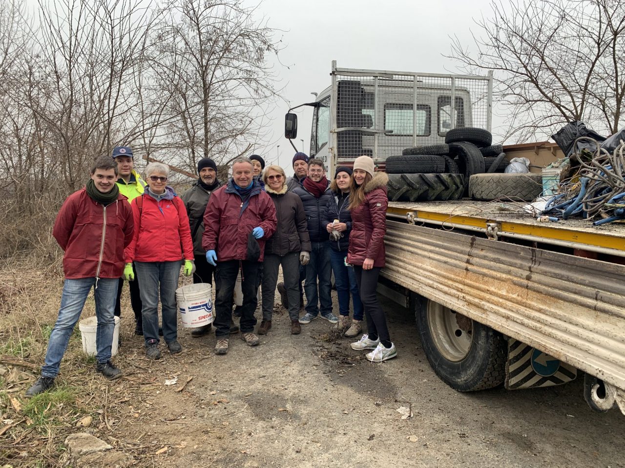 Una discarica di pneumatici raccolta dai volontari