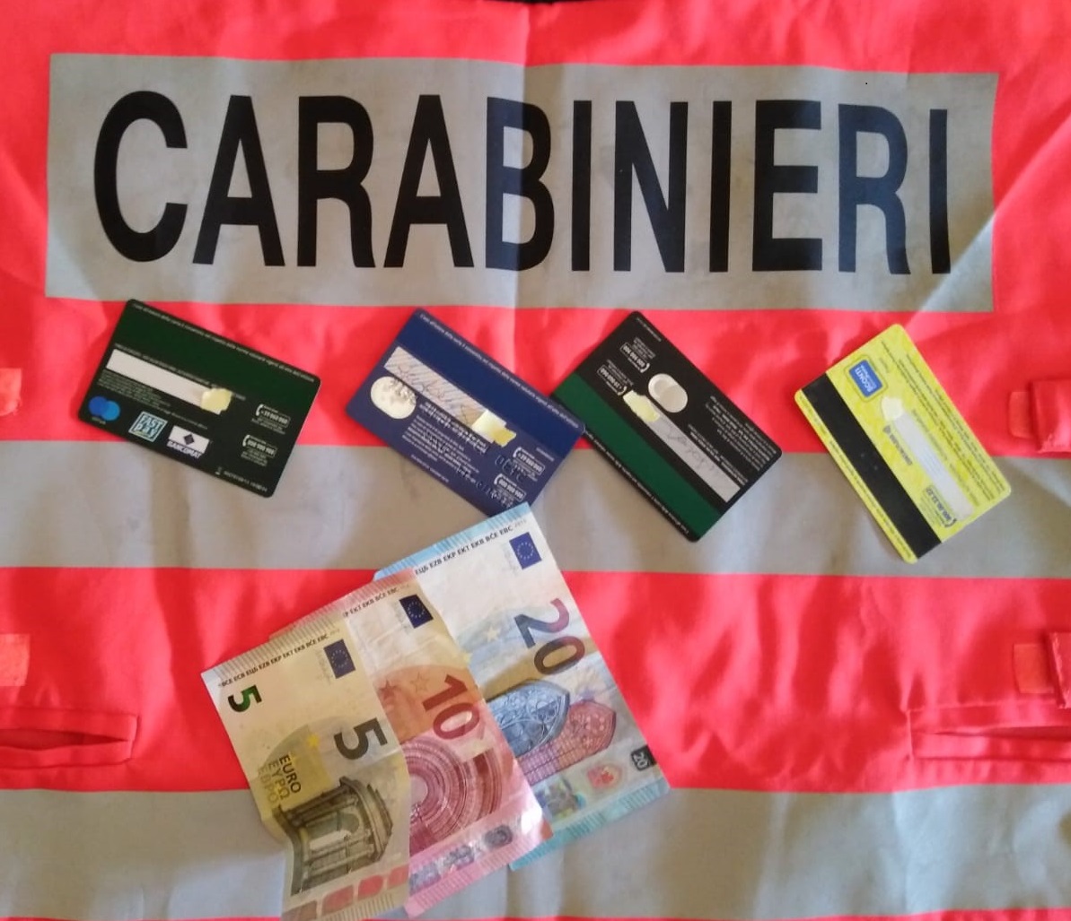 Ruba lo zaino al bar, denunciato