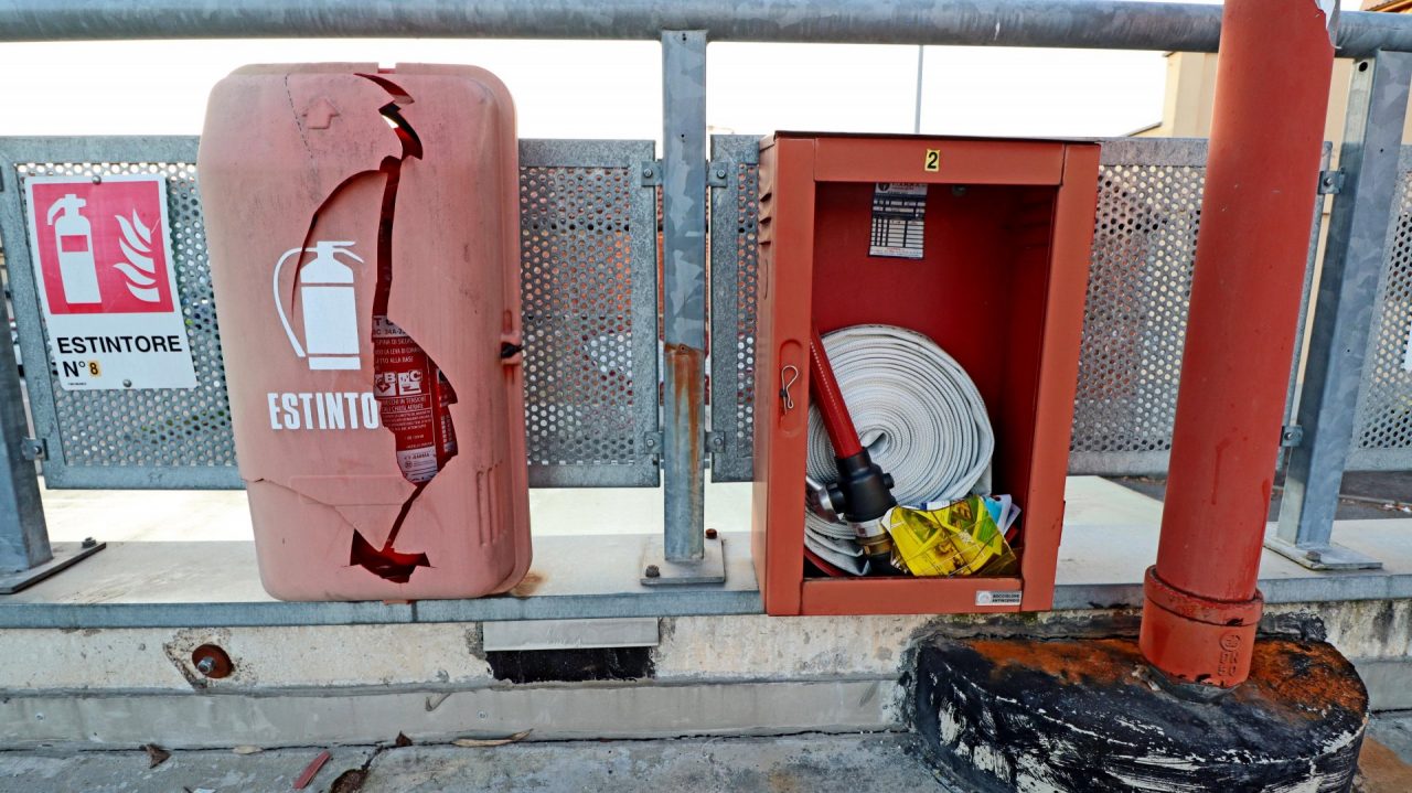 Vandali a Settimo, estintori svuotati e pipì sulle auto