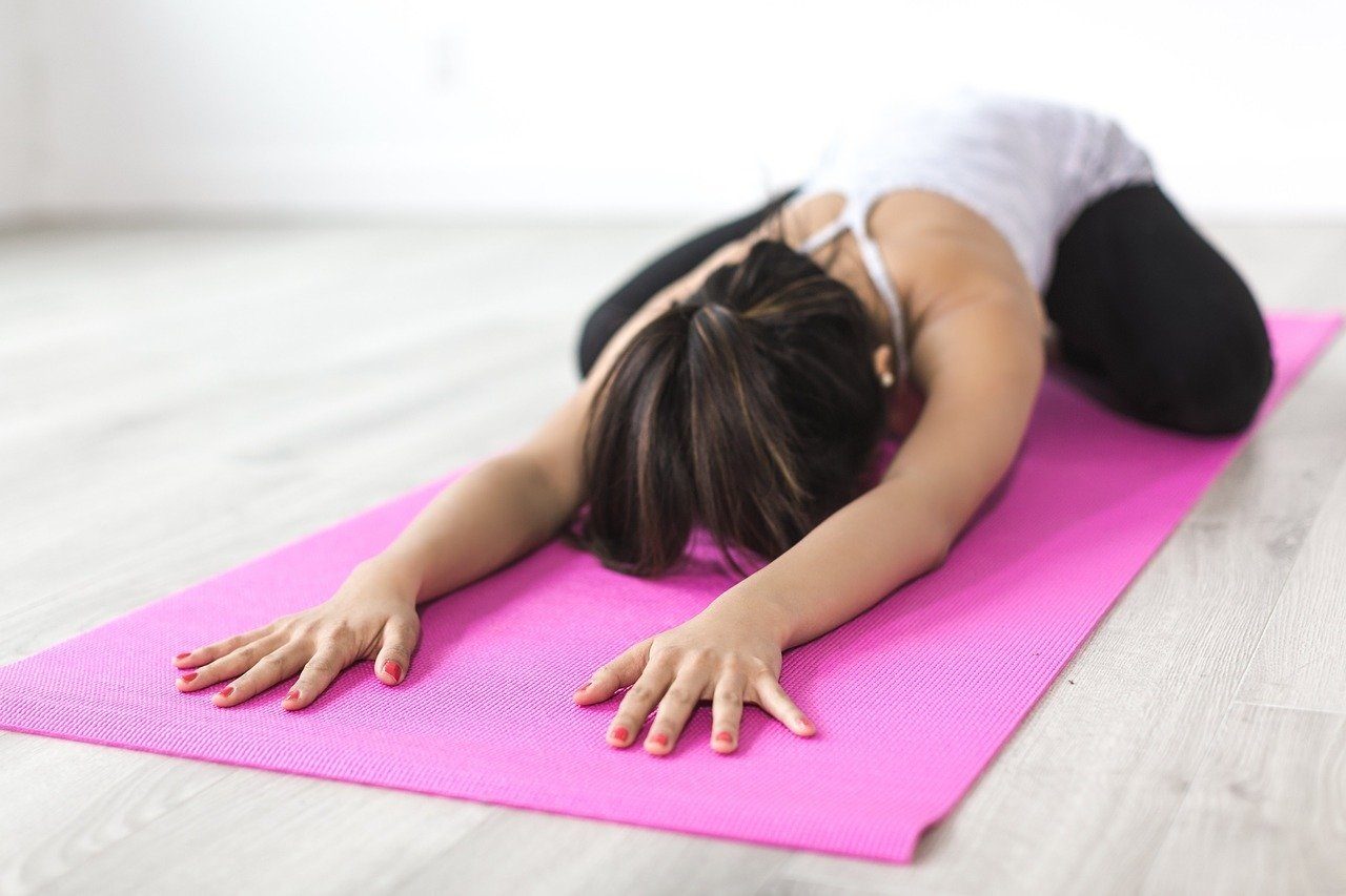 Attività fisica: qualche semplice esercizio di ginnastica in casa (utile anche la cyclette) può aiutarti a tenerti in forma.