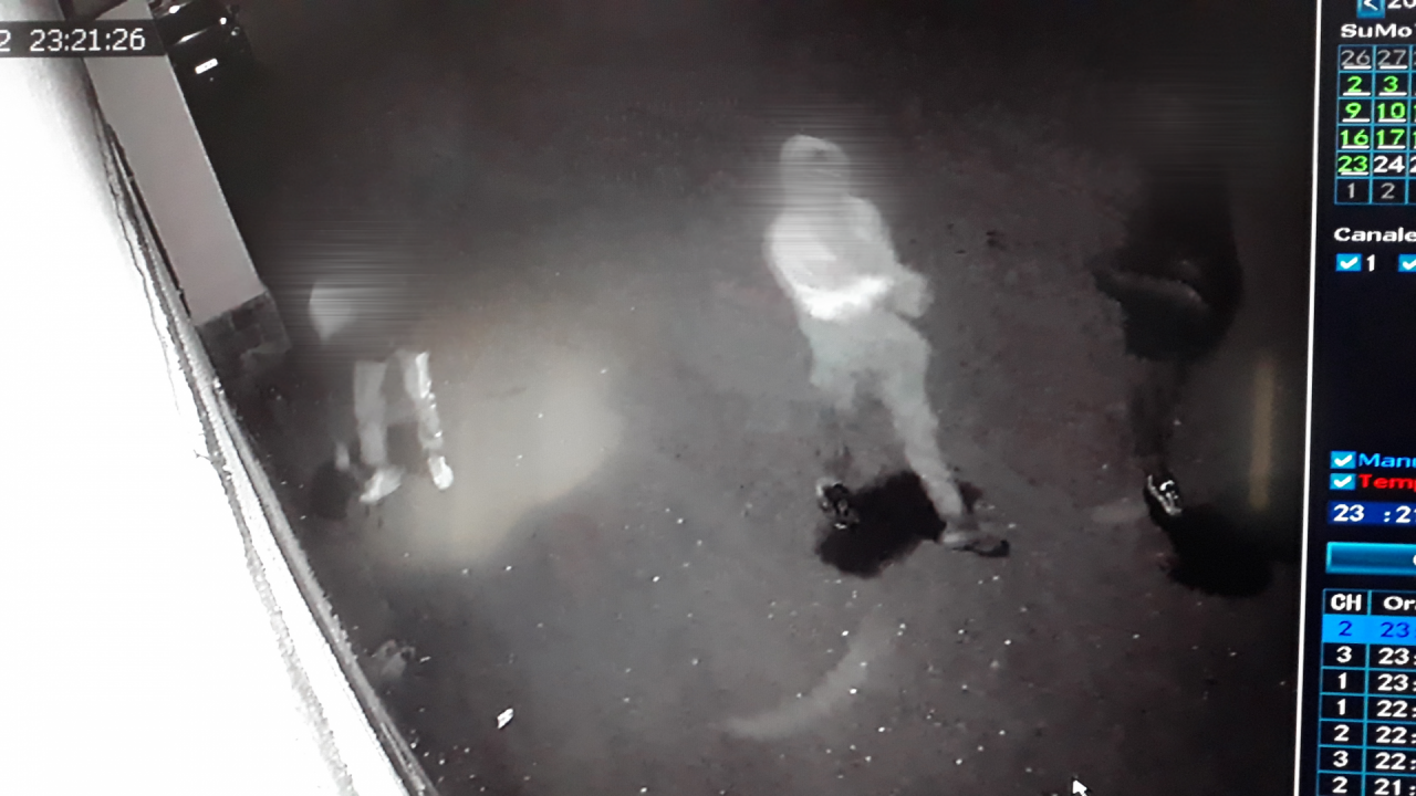Tre ragazzini rubano magnum di spumante  da un balcone: beccati