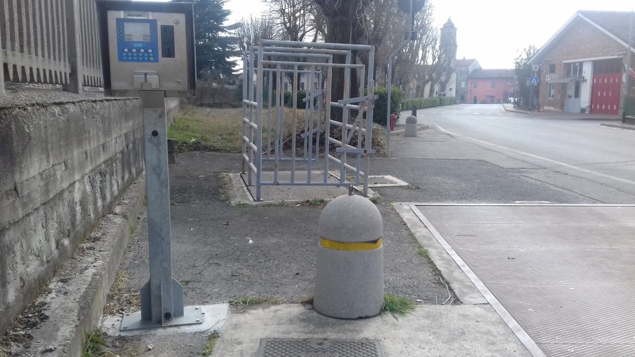 Spacca la gettoniera del peso, poi si denuncia