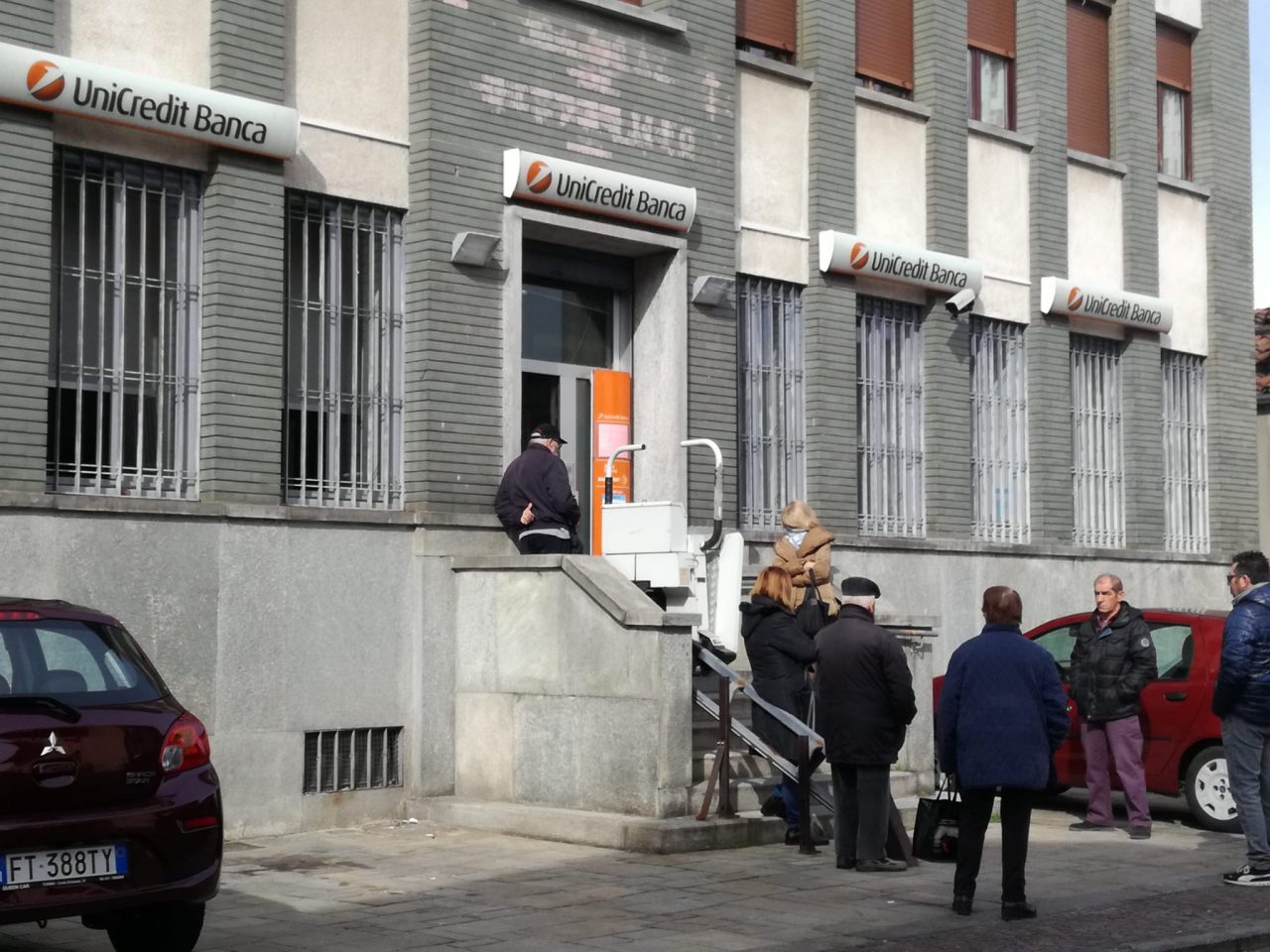 Unicredit chiude, la raccolta firme