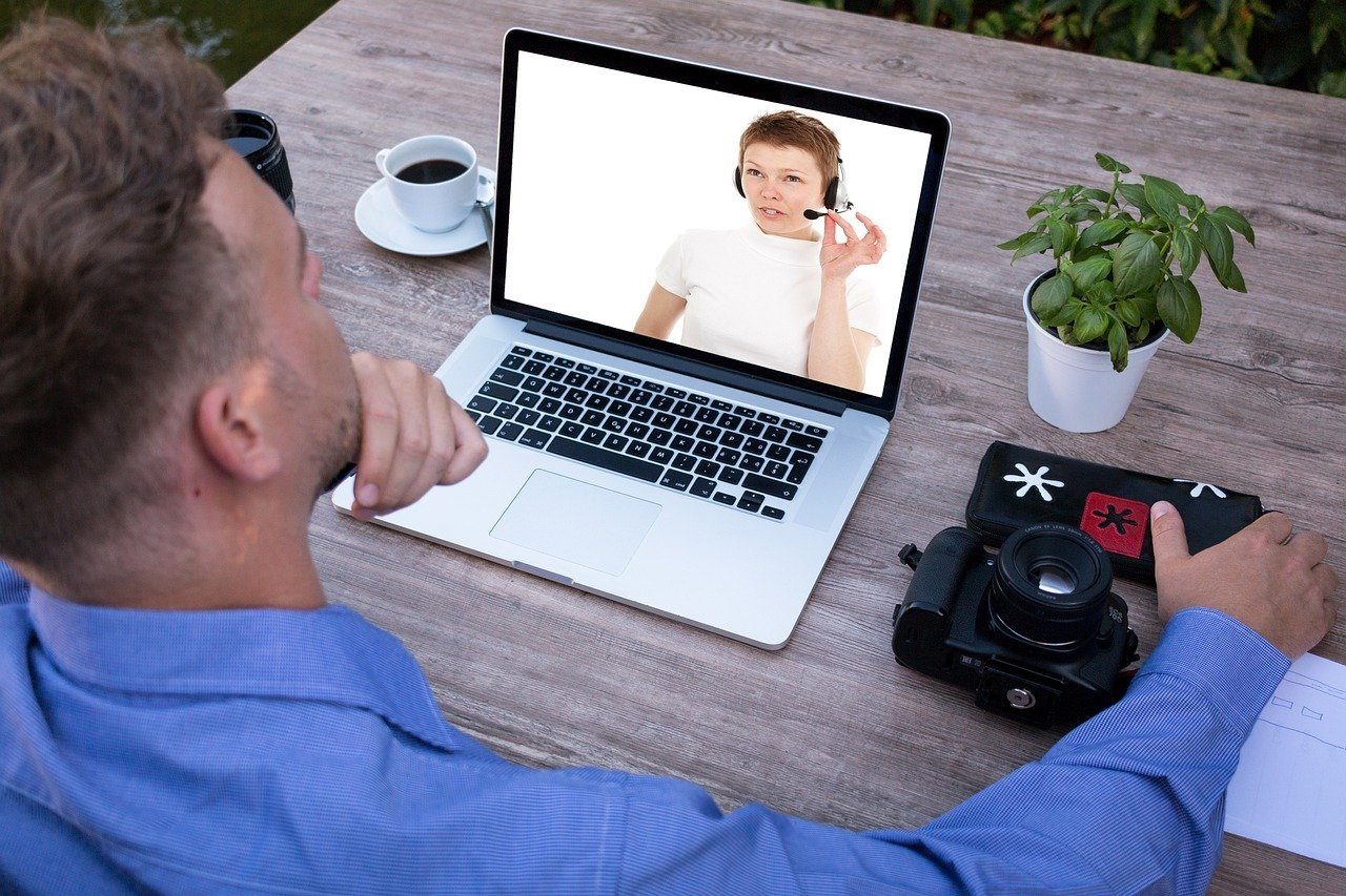 Parla e passa del tempo con la famiglia e gli amici. Si può comunicare anche in modi diversi. Fatti spiegare da chi sa già farlo come videochiamate o come usare WhatsApp.