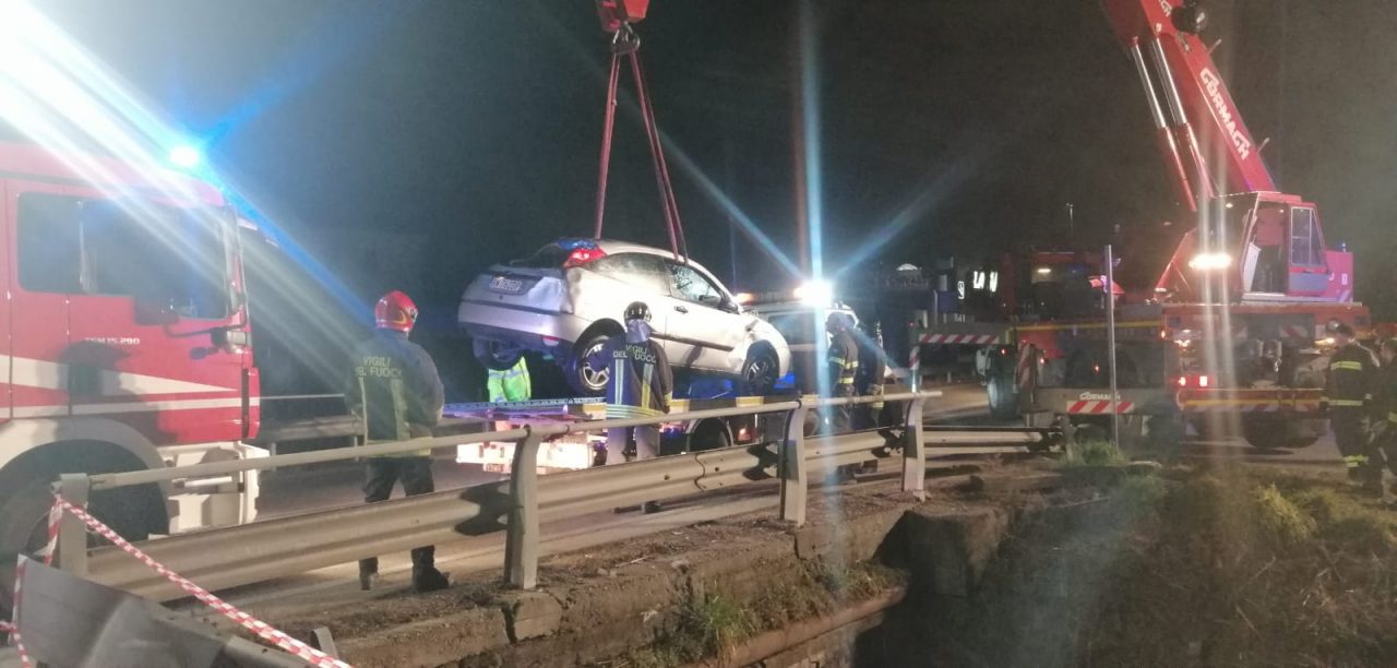Chivasso, vola con l’auto nel canale: è grave LE FOTO