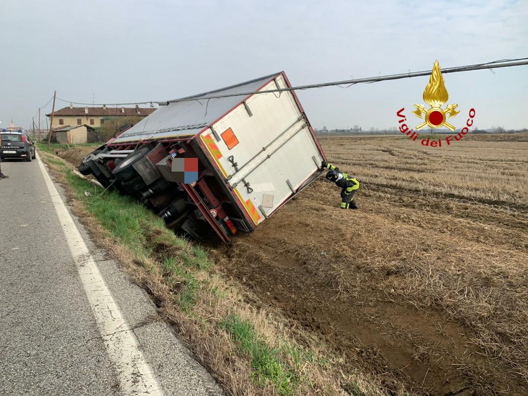 Camion con fitofarmaci esce di strada a Lamporo