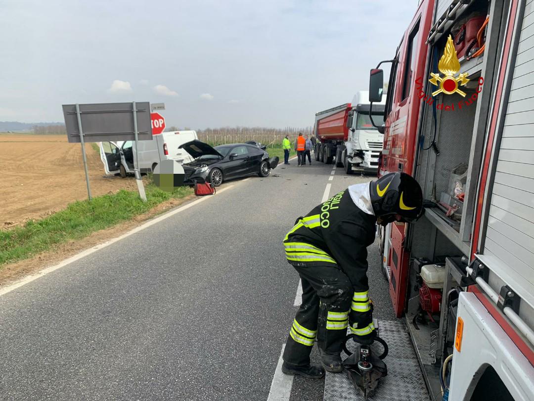 Furgone investe una donna e finisce contro un’auto a Cigliano