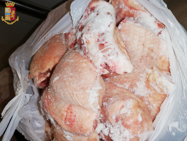 Cibo mal conservato in un fast food, denunciato LE FOTO