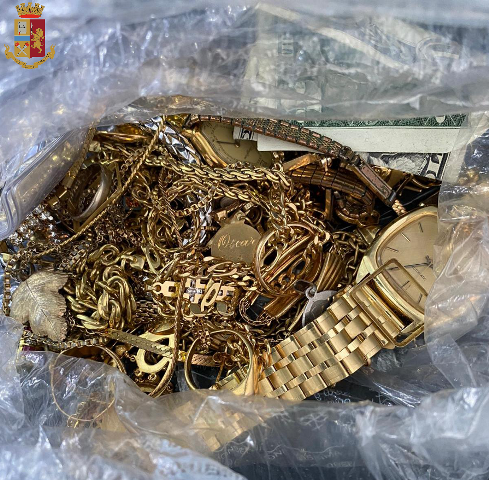 Rubano oro e gioielli, arrestati due sinti LE FOTO