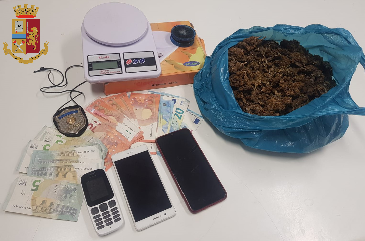 Marijuana vola giù dal balcone