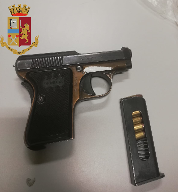 Girava con una pistola nel cruscotto, fermato