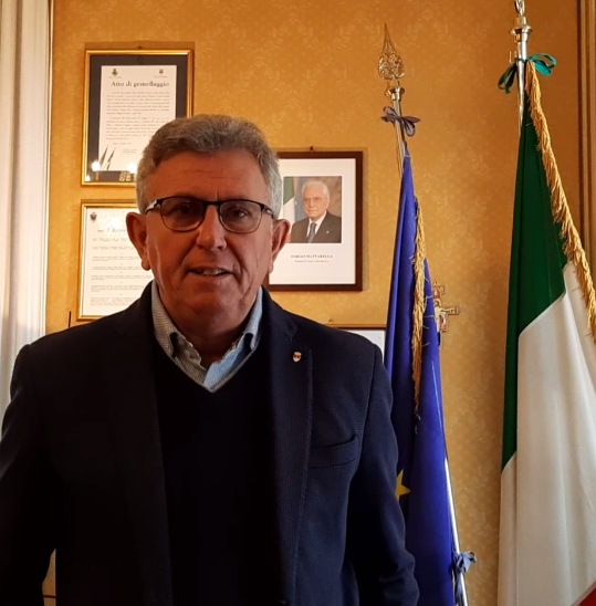 Coronavirus, il messaggio del sindaco: stop mercati e strisce blu IL VIDEO
