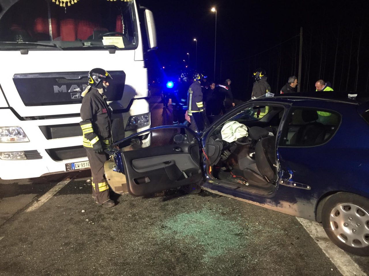 Con l’auto contro un camion, grave un 19enne di Crescentino LE FOTO