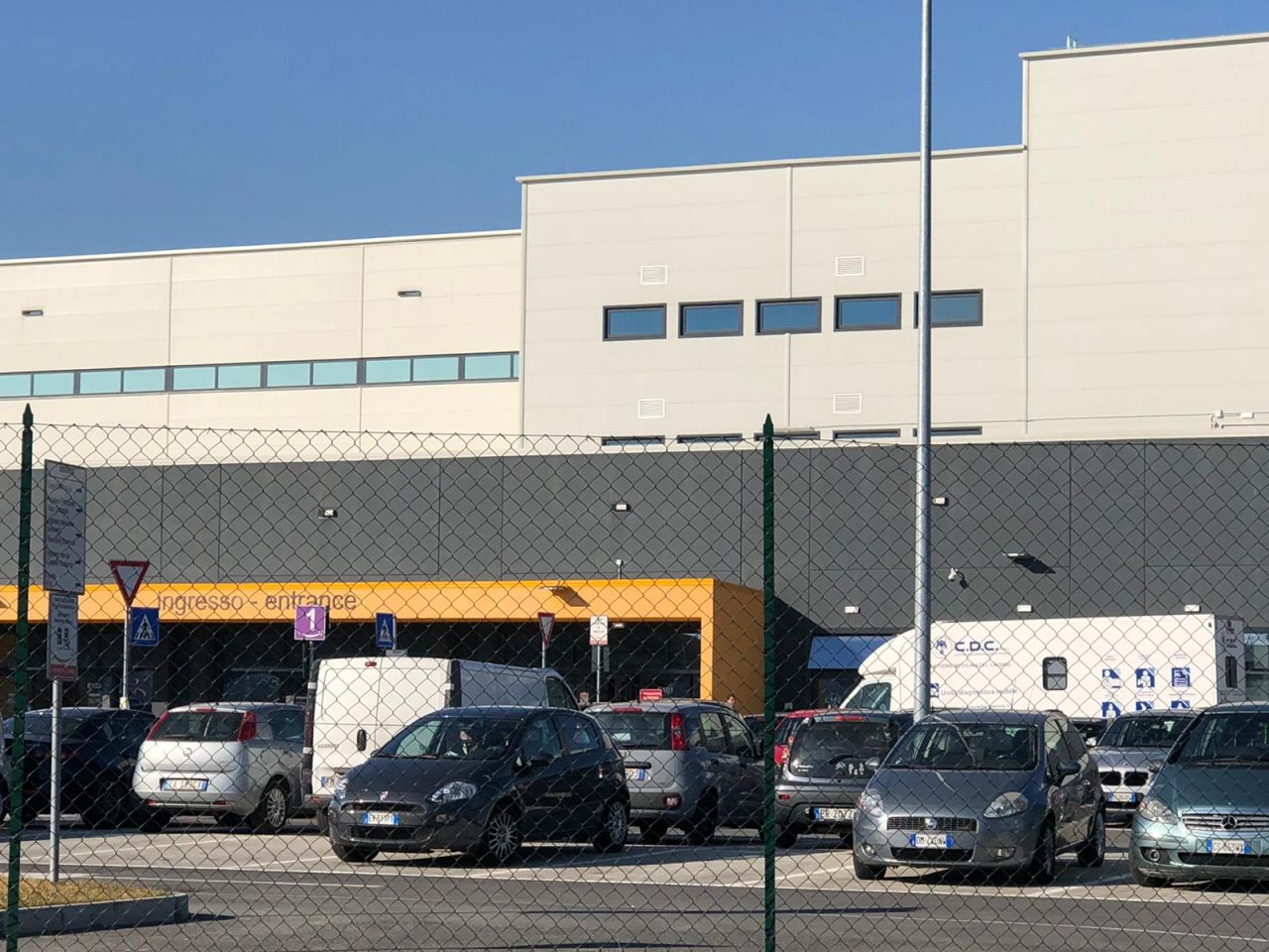 Amazon Torrazza, i sindacati: “Sospendete le attività non necessarie”