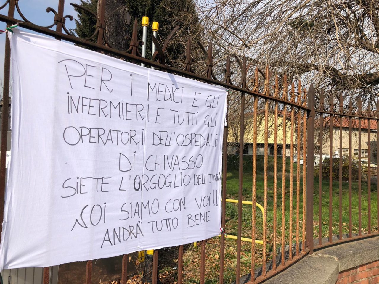Tutti alle finestre per un applauso a medici, infermieri e oss oggi alle 12